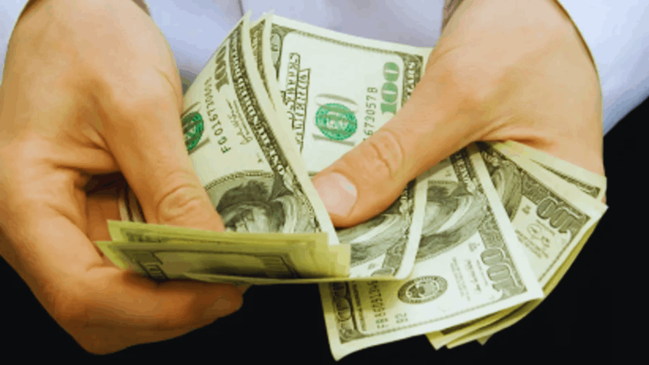Is It Better to Use a Credit Card or Pay Cash?