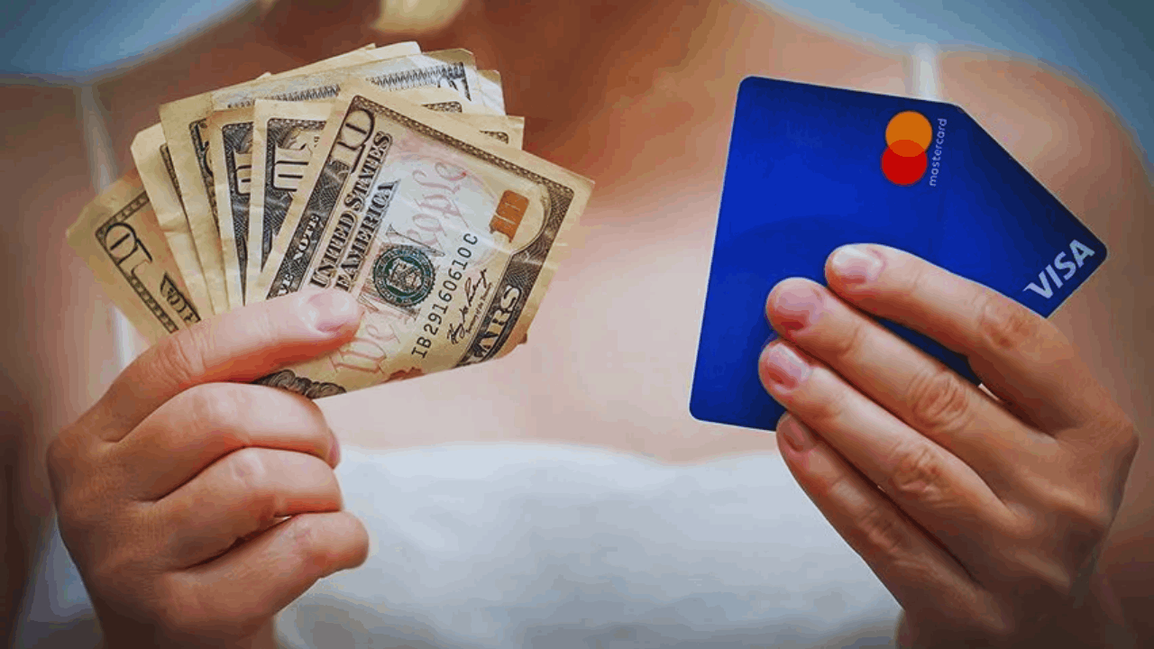 Is It Better to Use a Credit Card or Pay Cash?